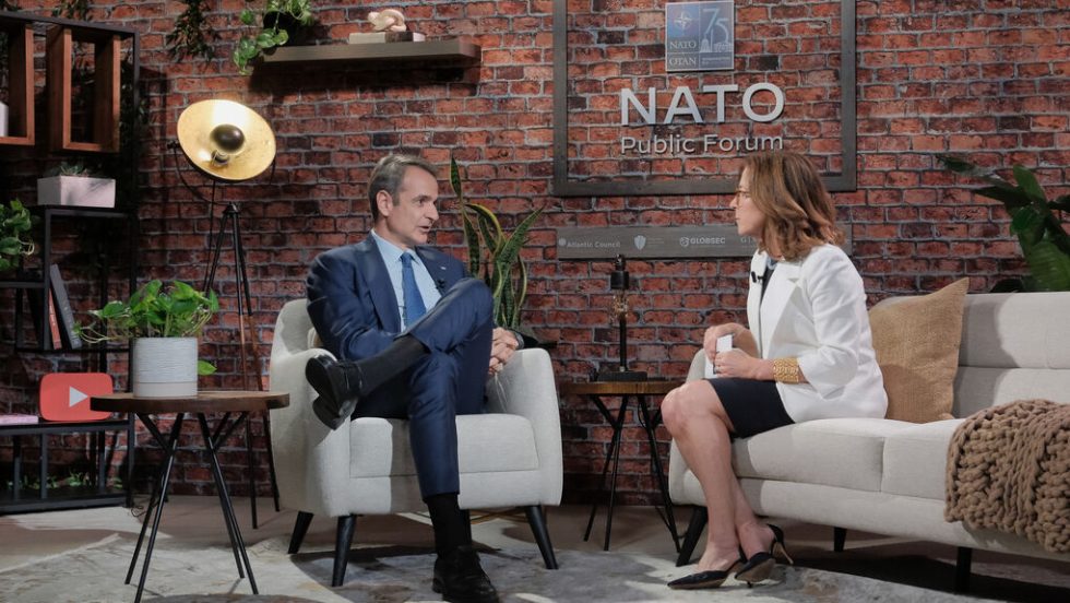 Ο πρωθυπουργός Κυρ. Μητσοτάκης στη συνέντευξη που έδωσε στη Nadia Schadlow στο πλαίσιο του Public Forum του ΝΑΤΟ